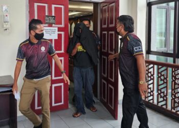 MOHD. Affendi Awang (tengah) dibawa keluar dari Mahkamah Tinggi Syariah Terengganu di Kuala Terengganu, semalam. – UTUSAN/ZAID MOHD. NOOR