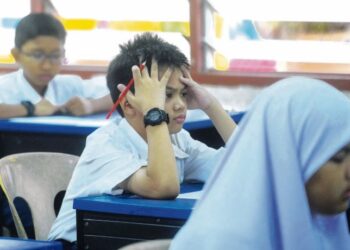 SUPAYA lebih adil,  kecemerlangan pelajar ditentukan dengan mengambil kira 50 peratus peperiksaan Pencapaian Sekolah Rendah (UPSR) atau Pentaksiran Tingkatan 3 (PT3)   dan 50 peratus lagi Pentaksiran Bilik Darjah (PBD).