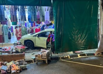 KEADAAN kereta yang terbabas memasuki kedai kain di Jalan Niaga Utama/Jalan Yusof di Kota Tinggi.