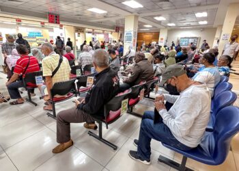 KAKITANGAN perubatan kerajaan merupakan kumpulan yang menanggung tekanan kerja paling besar dalam sektor awam.