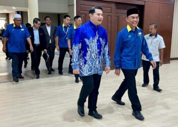 RAFIZI Ramli (tiga dari kanan) dan Mohd. Shukri Ramli hadir ke Sesi Libat Urus Rancangan Malaysia Ke-13 (RMK13) 2026-2030 (SLU RMK13) di Dewan 2020, Kangar, Perlis, hari ini. -UTUSAN / ASYRAF MUHAMMAD