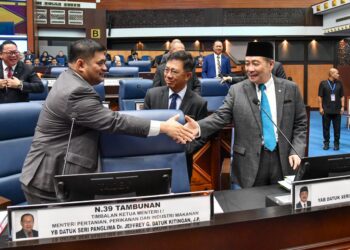 HAJIJI Noor (kanan) bersama Timbalan-timbalan Ketua Menteri, Datuk Seri Dr. Joachim Gunsalam (tengah) dan Datuk Shahelmey Yahya di DUN Sabah di Kota Kinabalu, hari ini.