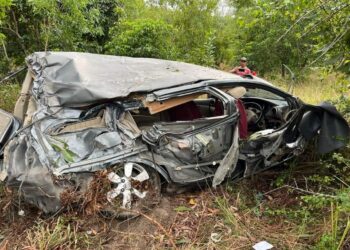 KEADAAN MPV yang remuk selepas terbabas dan merempuh sebatang pokok sehingga mengorbankan dua mangsa di Kilometer 45, Jalan Kuantan-Kuala Terengganu dekat Pasir Putih, Merchang,  Marang, semalam.