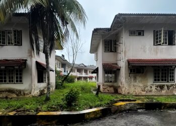 SEBUAH resort didakwa terbiar dan menjadi tinggalan usang di Cherating di Kuantan, Pahang.