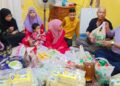 PENGURUS Besar pasar raya Econsave, Mas Imran Adam (kanan) menyampaikan sumbangan barang dapur dan makanan kepada Mohd. Rudi Abdul Rahman (bapa arwah Mohd. Ridzwan);di Blok 51, Taman Cendana , Pasir Gudang. - UTUSAN/BAAZLAN IBRAHIM