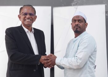 MOHD. Razwil Abdullah (kanan) bersama Habib Rahman Seeni Mohideen pada sidang akhbar di Jalan Baru, Bukit Mertajam, Pulau Pinang.