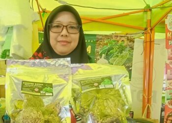 NORYUSRA Yunus mengusahakan perniagaan membuat kek di bengkelnya di Pasir Salak, Perak. – UTUSAN/AIN SAFRE BIDIN