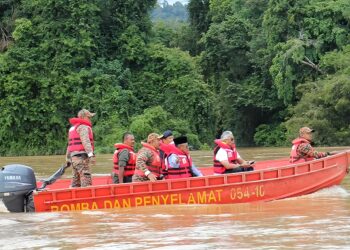 AL-SULTAN Abdullah Ri'ayatuddin Al-Mustafa Billah Shah (dua dari kanan) menyertai operasi SAR guru Sekolah Menengah Kebangsaan (SMK) Tengku Ampuan Afzan Chenor yang dikhuatiri lemas di Sungai Pahang, berhampiran Jeti Chenor, Kampung Chenor di Maran, Pahang.