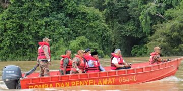 AL-SULTAN Abdullah Ri'ayatuddin Al-Mustafa Billah Shah (dua dari kanan) menyertai operasi SAR guru Sekolah Menengah Kebangsaan (SMK) Tengku Ampuan Afzan Chenor yang dikhuatiri lemas di Sungai Pahang, berhampiran Jeti Chenor, Kampung Chenor di Maran, Pahang.