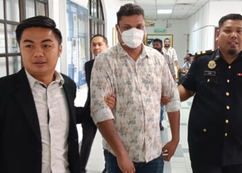 KALAYAKARENTE PRASAD (tengah) didakwa di Mahkamah Sesyen Johor Bahru atas tuduhan memberi rasuah RM1,000 kepada seorang pembantu penguat kuasa MBIP, tahun lalu/PIX BAAZLAN IBRAHIM