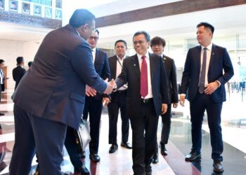 MOHD. Shafie Apdal (tengah) semasa menghadiri persidangan DUN Sabah di Kota Kinabalu hari ini