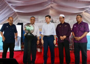 MUHAMMAD Sanusi Md Nor (dua kiri) merasmikan Majlis Pecah Tanah dan Pelancaran Lot Desa Sejahtera Daerah Padang Terap di Kampung Perik, Mukim Kurung Hitam.