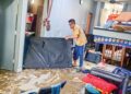 SEORANG penduduk melakukan kerja-kerja membersih di kediamannya selepas banjir surut di Rumah Mampu Milik Teluk Kalong, Kemaman,  hari ini. - UTUSAN/PUQTRA HAIRRY ROSLI