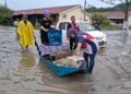 KU Nurul Atiqah Ku Azmi membawa lapan ekor kucing peliharaannya selepas diselamatkan pasukan penyelamat di Perumahan Taman Rakyat Teluk Kalong, Kemaman, semalam. - UTUSAN/NIK NUR IZZATUL HAZWANI NIK ADNAN