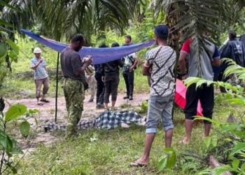 PENEROKA warga emas, Chik Mamat ditemukan lemas di Sungai Telembuh di belakang sebuah kilang sawit di Jerangau Barat, Ajil, Hulu Terengganu, hari ini.