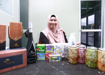 nurul Alia Md Noor menunjukkan produk penjagaan kulit dan minuman kesihatan semula jadi di bawah jenama Date Valley yang diusahakannya. - UTUSAN/AFIQ RAZALI