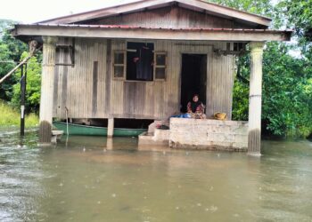 MEK Yam Ahamad bersedia berpindah apabila paras air semakin meningkat di Kampung Bendang Perol, Rantau Panjang, Kelantan-UTUSAN/ROHANA ISMAIL.