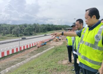 AHMAD MASLAN (kanan) melihat kerja-kerja pembinaan lorong tambahan Lebuh Raya Utara Selatan bagi laluan Sedenak-Kulai di Sedenak, Kulai, petang semalam.