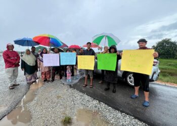 SEBAHAGIAN penduduk berhimpun secara aman mendesak pihak berkuasa tempatan menyelesaikan masalah mereka di Kampung Beris Lalang, Bachok, Kelantan. - UTUSAN/TOREK SULONG