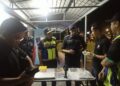 JAZMANIE Shafawi (tengah) hadir dalam Operasi Bersepadu JPJ Negeri Sembilan di Plaza Tol Senawang, Seremban, malam tadi. - UTUSAN/NUR SHARIEZA ISMAIL.