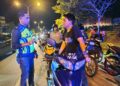 MUHAMMAD Zaki Ramat ketika memeriksa seorang penunggang motosikal dalam Op Khas Samseng Jalanan di Senawang, Seremban awal pagi tadi.-UTUSAN/NOR AINNA HAMZAH.