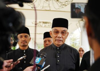 MOHD. Shukri Ramli ketika ditemui selepas Majlis Istiadat Pelantikan dan Mengangkat Sumpah Jawatankuasa Ahli-Ahli Majlis Mesyuarat Kerajaan Negeri di Bilik Hijau, Istana Arau, Perlis hari ini.