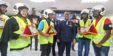 AEDY Fadly Ramli (tengah) bermesra dengan peserta program MyLesen bagi kategori motosikal yang berjaya mendapat lesen B2 pada Majlis Perasmian Penutup Program MyLesen Peringkat Negeri Perak 2024 di Kompleks SKOMK, Teluk Intan, hari ini.