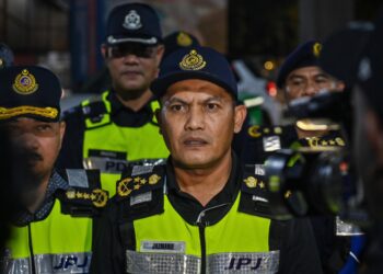 JAZMANIE Shafawi ketika ditemui pemberita pada Ops Sepadu JPJ WPKL di Jalan Bangsar semalam. - UTUSAN/SYAKIR RADIN