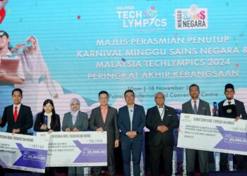 CHANG Lih Kang (tengah) bergambar bersama para penerima anugerah saintis muda negara 2024 pada majlis perasmian penutup Karnival Minggu Sains Negara dan Malaysia Techlympics 2024 Peringkat Akhir Kebangsaan di Putrajaya. - UTUSAN/FAISOL MUSTAFA