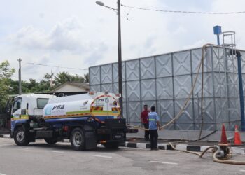 PENGGUNAAN air yang tinggi dikenal pasti sebagai antara punca berlakunya masalah tekanan air
rendah di beberapa kawasan di Pulau Pinang termasuk di Mukim 5, SPS.-UTUSAN/IQBAL HAMDAN