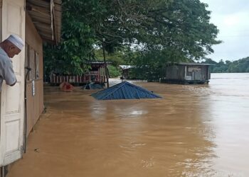 Kedai kopi dan makanan termasuk wakaf di jeti penambang tenggelam akibat banjir kali kedua di dataran Kampung Bantal, Ulu Tembeling, Jerantut. - FOTO/PENDUDUK KAMPUNG BANTAL