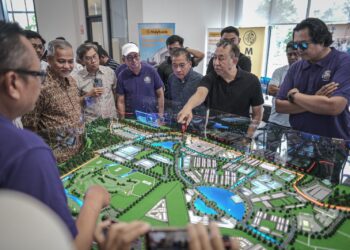 MAHMUD Abbas (dua, kanan) melihat replika rumah selepas menyempurnakan perasmian program kempen PKNS Pilih Karnival 2024 di Selangor Cyber Valley (SCV), Cyberjaya. - UTUSAN/ FAIZ ALIF ZUBIR