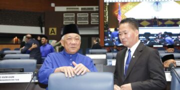 BUNG Moktar Radin (kiri) semasa menghadiri persidangan DUN Sabah di Kota Kinabalu