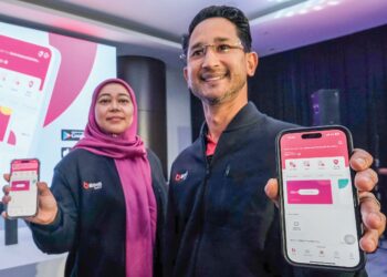 MOHAMED Iran Moriff Mohd Shariff bersama Ketua Saluran Maya Bank Islam, Nur Fathmawati Zakaria menunjukkan aplikasi perbankan mudah alih BIMB MOBILE di majlis pelancaran platform perbankan digital teknologi terkini di Menara Bank Islam. / M.FIRDAUS M.JOHARI