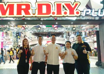 ALEX GOH (tengah) bergambar bersama-sama pengurusan tertinggi Kumpulan MR D.I.Y pada majlis pembukaan MR D.I.Y PLUS di pusat beli-belah The Mall, Mid Valley Southkey, Johor Bahru.