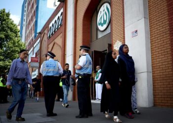 PASUKAN polis berkawal di luar Masjid London Timur di Tower Hamlets, London, susulan kekacauan yang menyasarkan masjid dan kemudahan berkaitan pendatang.- AFP