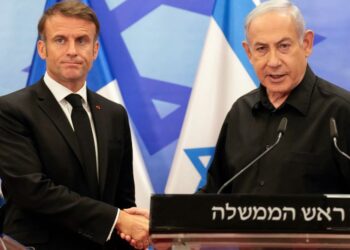 PERDANA Menteri Israel, Benjamin Netanyahu (kanan) berjabat tangan dengan Presiden Perancis, Emmanuel Macron selepas sidang media bersama di Baitulmuqaddis, pada 24 Oktober 2023.- AFP