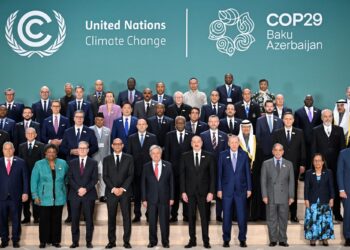 PEMIMPIN dan perwakilan dunia bergambar semasa menghadiri Persidangan Perubahan Iklim COP29 di Baku, Azerbaijan.-AFP