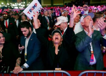 PENYOKONG Donald Trump bersorak melihat keputusan undian yang memihak kepada calon Republikan di Pusat Konvensyen Palm Beach, di Florida, kelmarin.- AFP