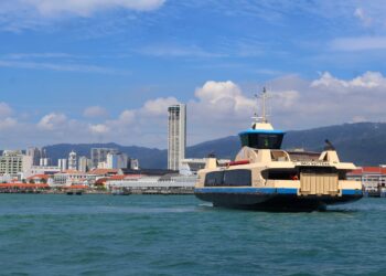 PERKHIDMATAN feri Pulau Pinang dianggarkan mengalami kerugian RM14 juta setahun.-GAMBAR HIASAN/IQBAL HAMDAN