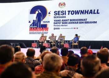 ANWAR Ibrahim (dua kiri) menyampaikan ucaptama pada sesi townhall sempena Majlis Perasmian Program Dua Tahun MADANI (2TM) dan Konvensyen Nasional Reformasi Perkhidmatan Awam 2024 di Pusat Konvensyen Kuala Lumpur (KLCC) di sini, hari ini. - UTUSAN/FARIZ RUSADIO