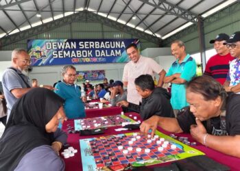 MOHD. NOOR HELMY Abdul Halem menyantuni para peserta Pertandingan Dam Aji Piala Ketua Menteri Melaka Peringkat DUN Duyong di Dewan Serbaguna Semabok Dalam, Melaka.