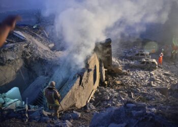 PASUKAN penyelamat memantau lokasi serangan udara Israel yang menyasarkan sebuah rumah di perkampungan Baalshmay di pergunungan Lubnan, timur Beirut.- AFP