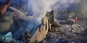 PASUKAN penyelamat memantau lokasi serangan udara Israel yang menyasarkan sebuah rumah di perkampungan Baalshmay di pergunungan Lubnan, timur Beirut.- AFP