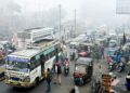 PENCEMARAN udara meningkat di kawasan jalan raya yang penuh sesak di wilayah Amritsar di India.-AFP