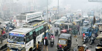 PENCEMARAN udara meningkat di kawasan jalan raya yang penuh sesak di wilayah Amritsar di India.-AFP