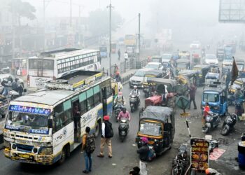 PENCEMARAN udara meningkat di kawasan jalan raya yang penuh sesak di wilayah Amritsar di India.-AFP