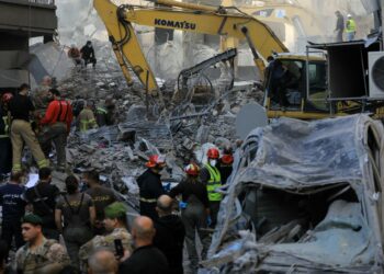 PASUKAN penyelamat menggunakan jengkaut untuk mencari mangsa di bawah runtuhan bangunan berikutan serangan udara Israel di kejiranan Basta di Beirut, Lubnan.-AFP