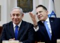 PERDANA Menteri Israel, Benjamin Netanyahu (kiri) dan Ketua Staf, Tzachi Braverman.- AFP