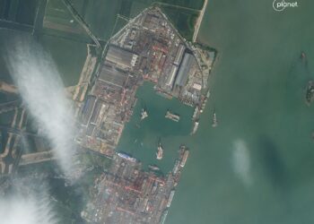 IMEJ satelit yang dirakam pada 23 Oktober 2024, menunjukkan sebuah kapal besar dalam pembinaan di Pulau Longxue, di wilayah selatan Guangdong.- AGENSI